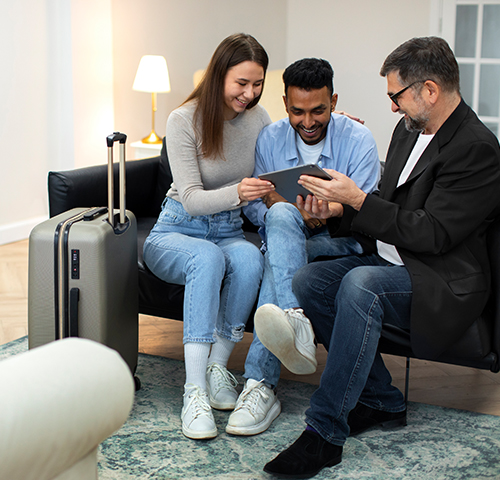 68e96dfcdde91c52a42c9463_immigration-more-image-08